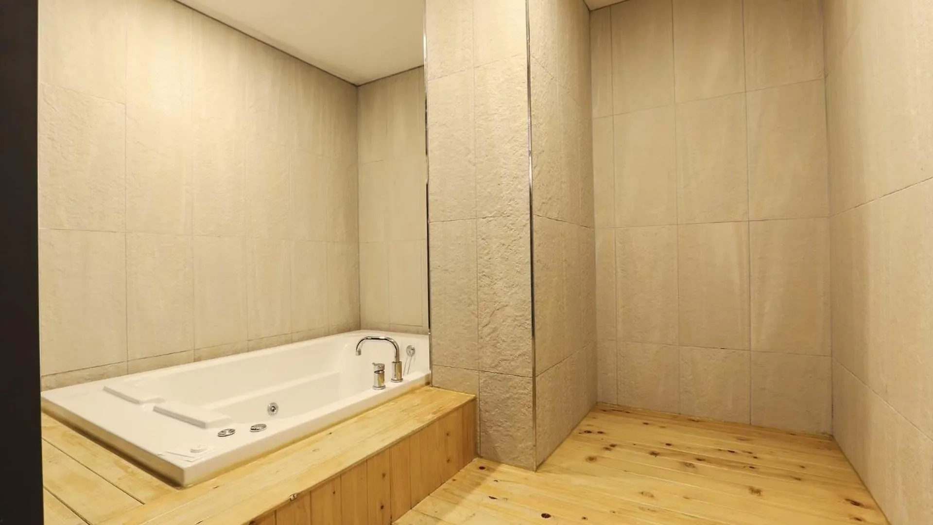 Ignis Hotel Busan 2*,
